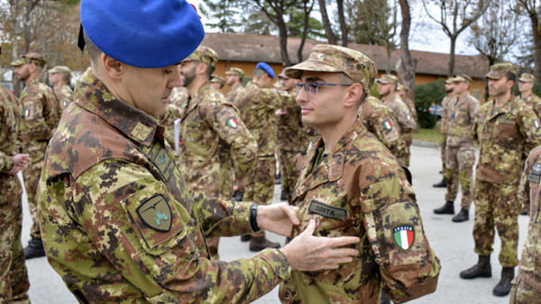 1 - Il Comandante della Brigata Friuli consegna il distintivo metallico a un neo brevettato